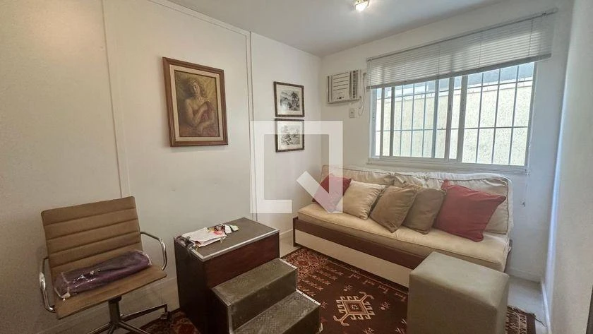 Walk-in closet in a 5-bedroom house, 250 m² — photo 46