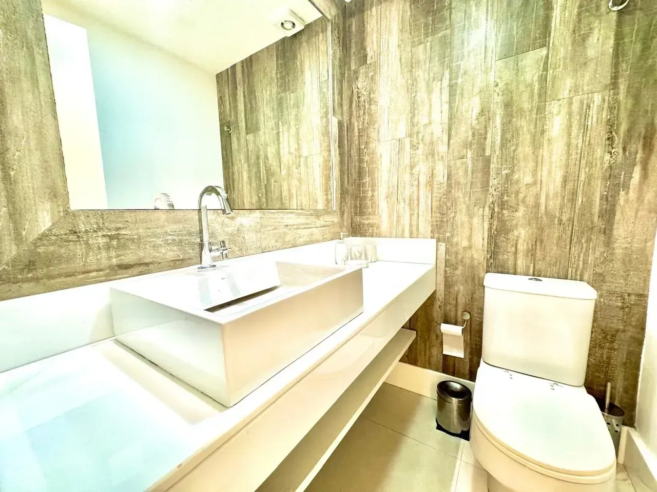 4-bedroom apartment in a building with a heated pool — photo 23