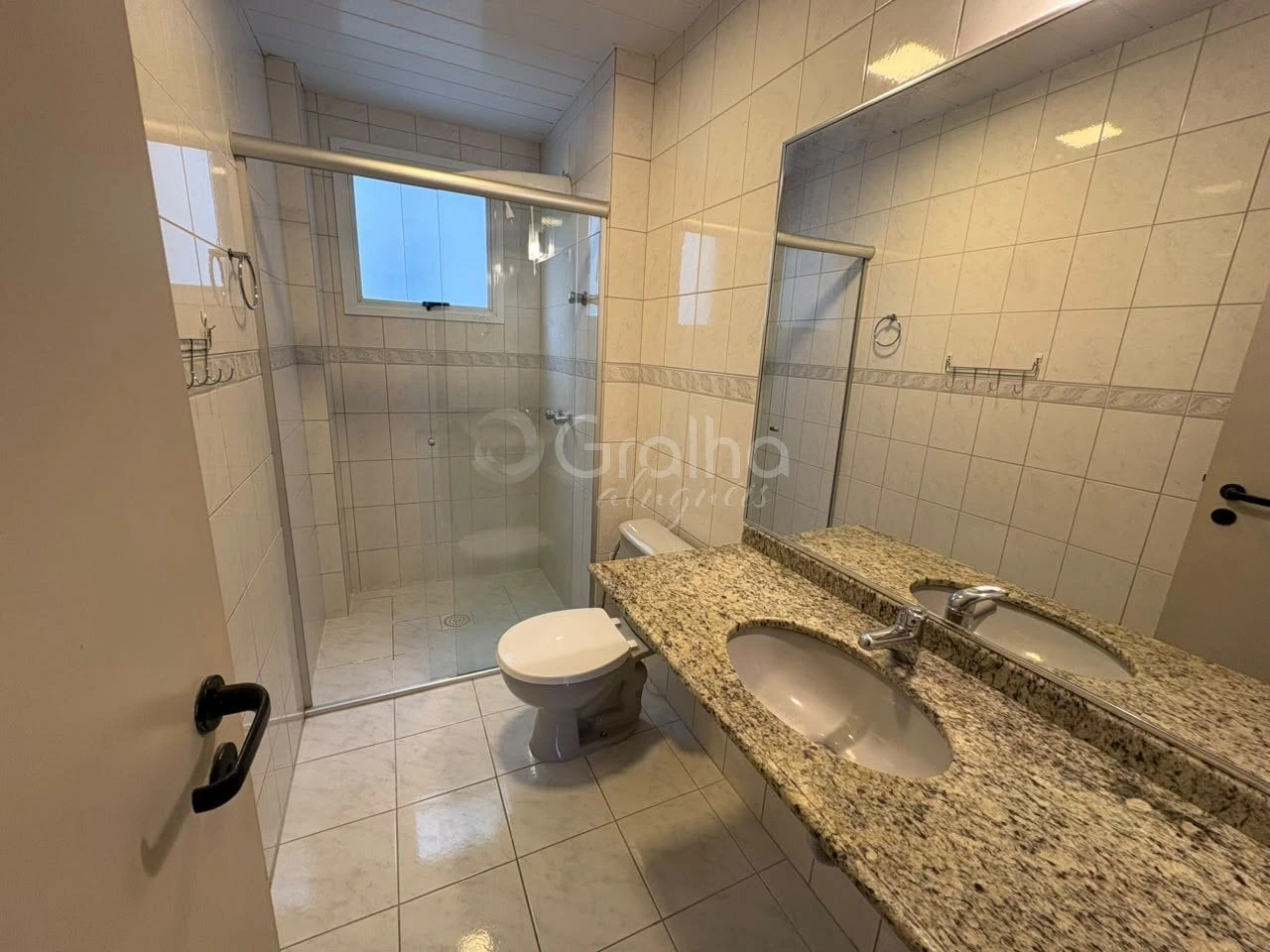 3-bedroom apartment in a building with a pool — photo 10