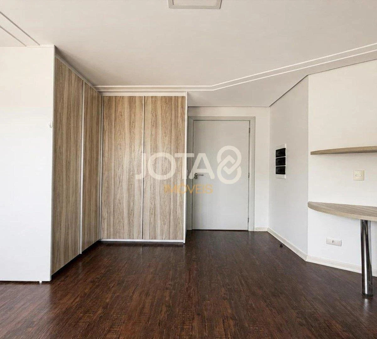 4-bedroom house with a glass-enclosed balcony in Curitiba — photo 23