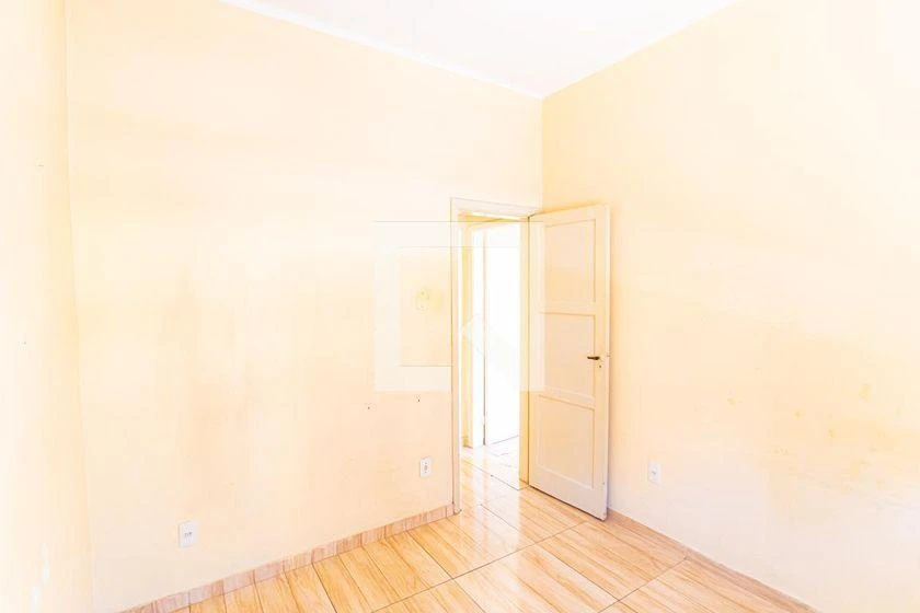 Rental apartment with 2 bedrooms and a laundry utility sink — photo 27