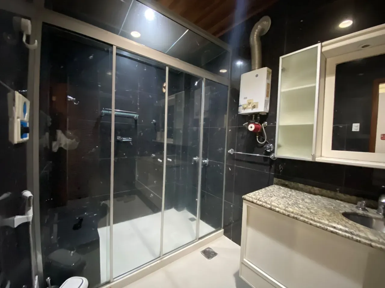 Walk-in closet in a 3-bedroom apartment, 153 m² — photo 16