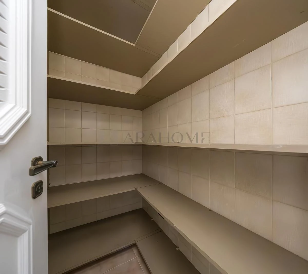 4-bedroom apartment with a bathtub in Curitiba — photo 24