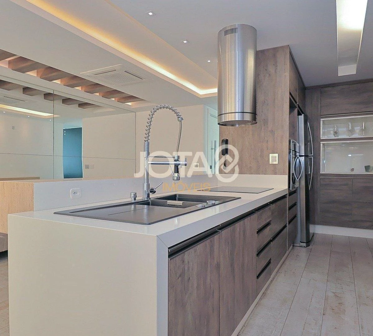 2-bedroom apartment in a building with a gym — photo 2