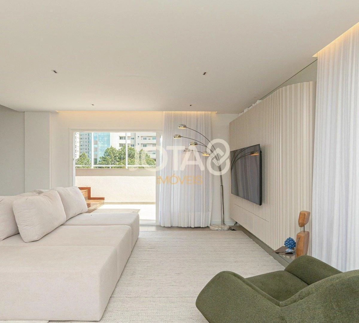 Floor-to-ceiling windows in a 3-bedroom apartment, 194 m² — photo 27