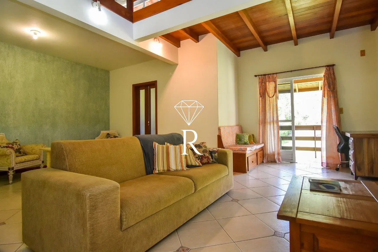 Sítio-style house with 4 bedrooms and 6 parking spaces
