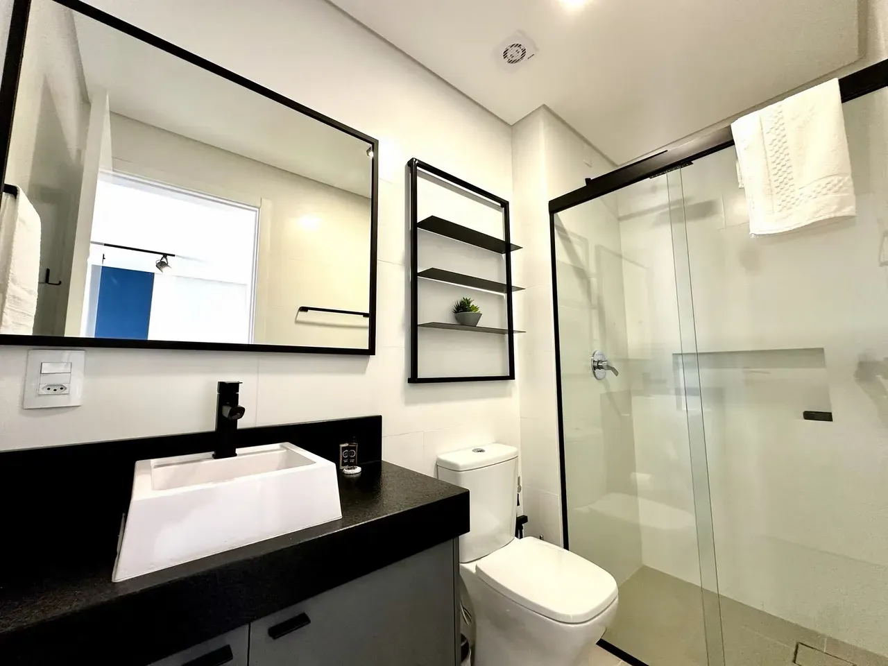 One-bedroom apartment with floor-to-ceiling windows — photo 15