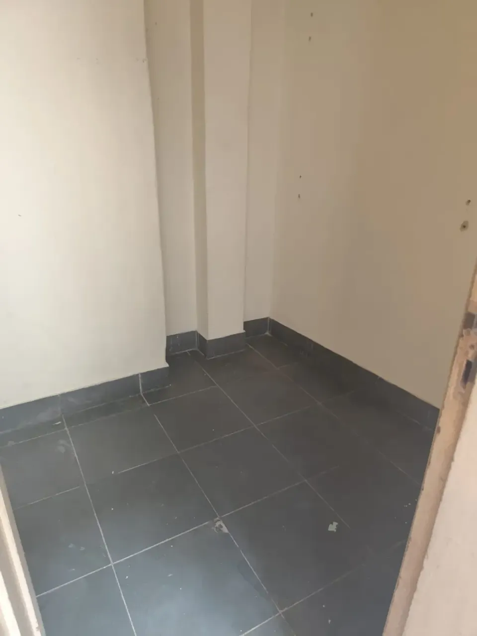 Unfurnished apartment with 2 bedrooms and a glass shower — photo 9