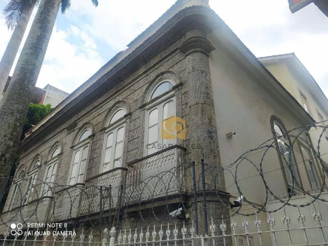 Casa com 2 dormitórios e piso de madeira na sala — photo 2