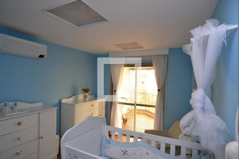 4-bedroom apartment with enclosed glass balcony — photo 49