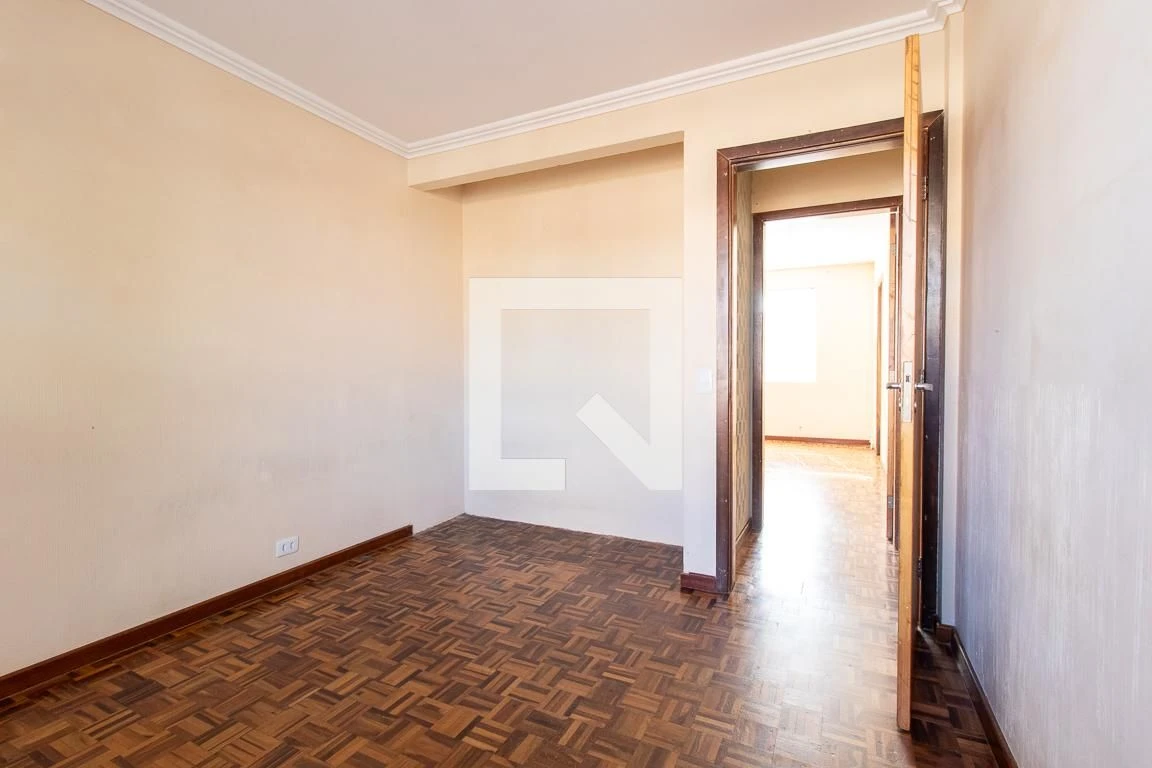 Apartamento de 3 quartos com piso de madeira ou laminado — photo 31