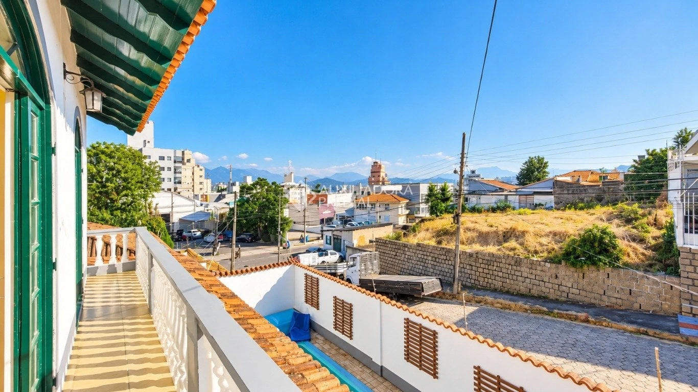 405 m² house with a water view and a bathtub — photo 5