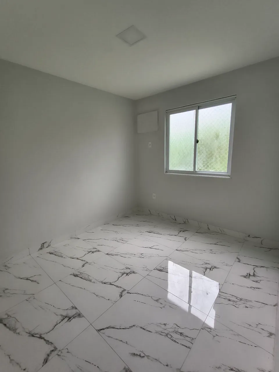 Unfurnished 1-bedroom apartment with open-plan kitchen — photo 13