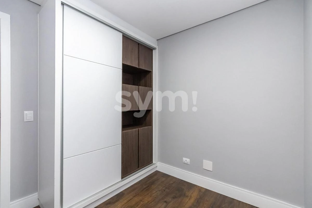 Glass-enclosed balcony in a 3-bedroom apartment, 98 m² — photo 25