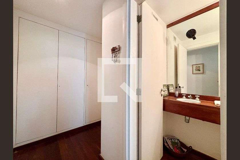 Apartment with 4 bedrooms and an en-suite bathroom — photo 19