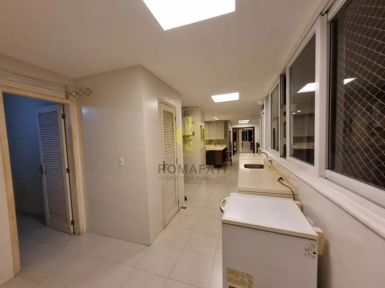 300 m² apartment with 3 bedrooms and an open-plan kitchen — photo 6