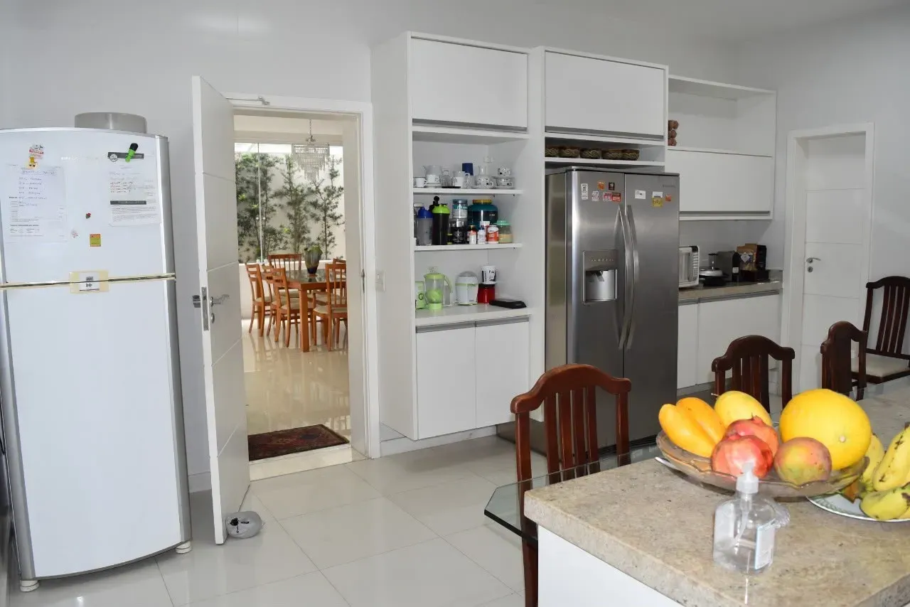 600 m² house with a private pool and a bathtub — photo 2