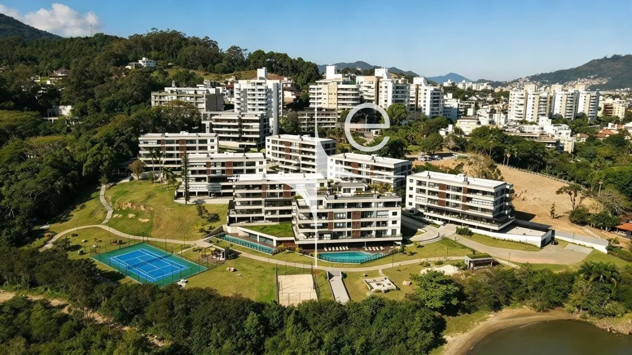 Glass-enclosed balcony in a 3-bedroom apartment, 150 m² — photo 49