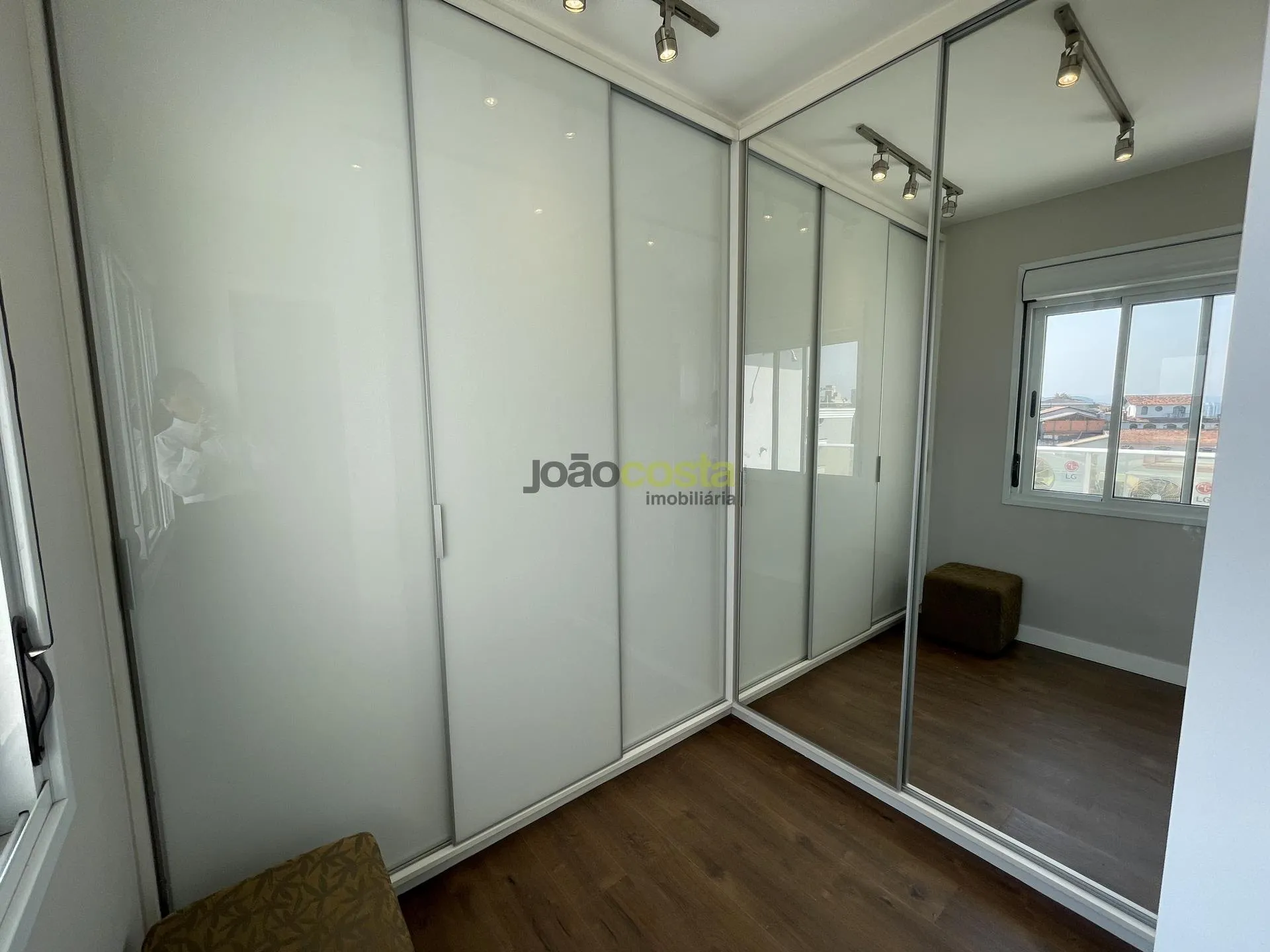 Furnished penthouse with 2 en-suite bedrooms and 210 m² — photo 67