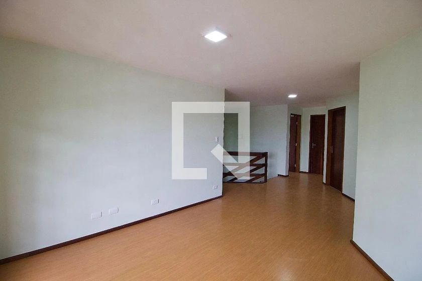 4-bedroom house with wood or laminate floors in Curitiba — photo 29