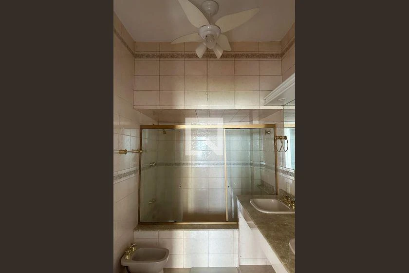 4-bedroom rental apartment with 225 m² and parking — photo 37