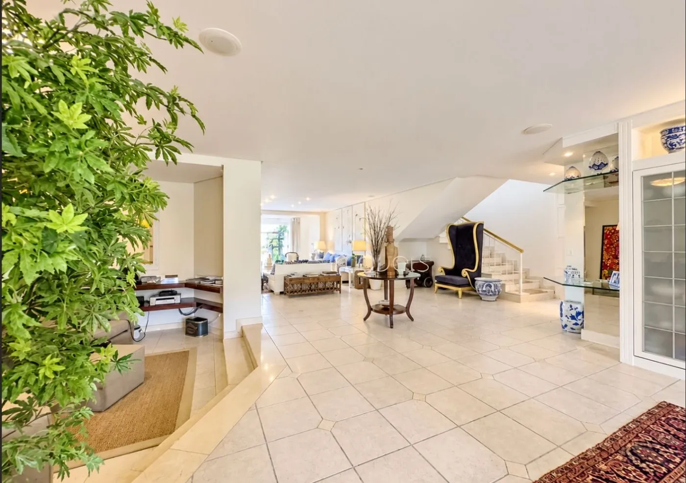 Furnished house, 660 m², with a water view — photo 2