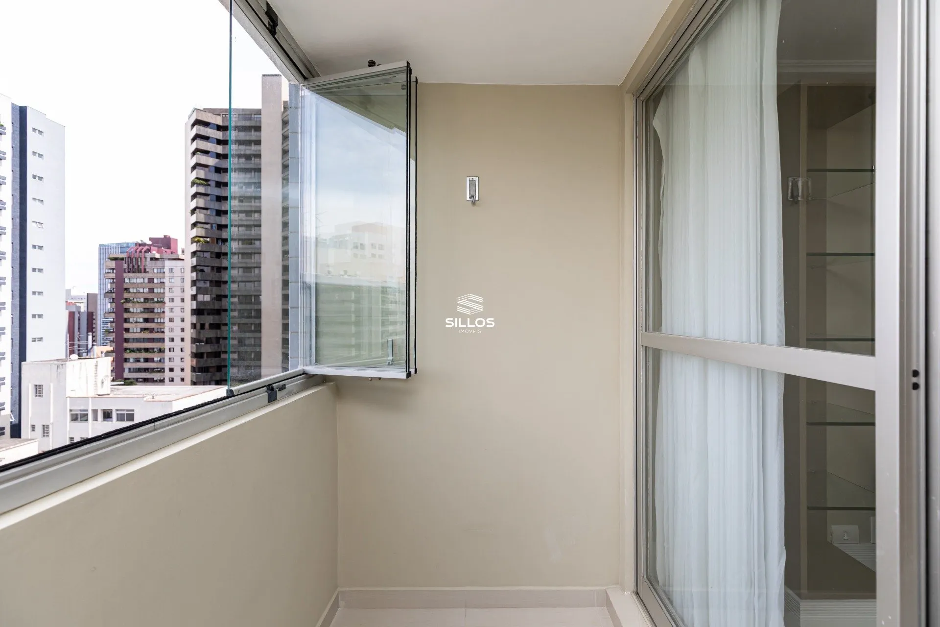 121 m² apartment with a glass-enclosed balcony and a bathtub — photo 17
