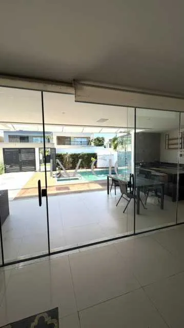 4-bedroom house with floor-to-ceiling windows — photo 10
