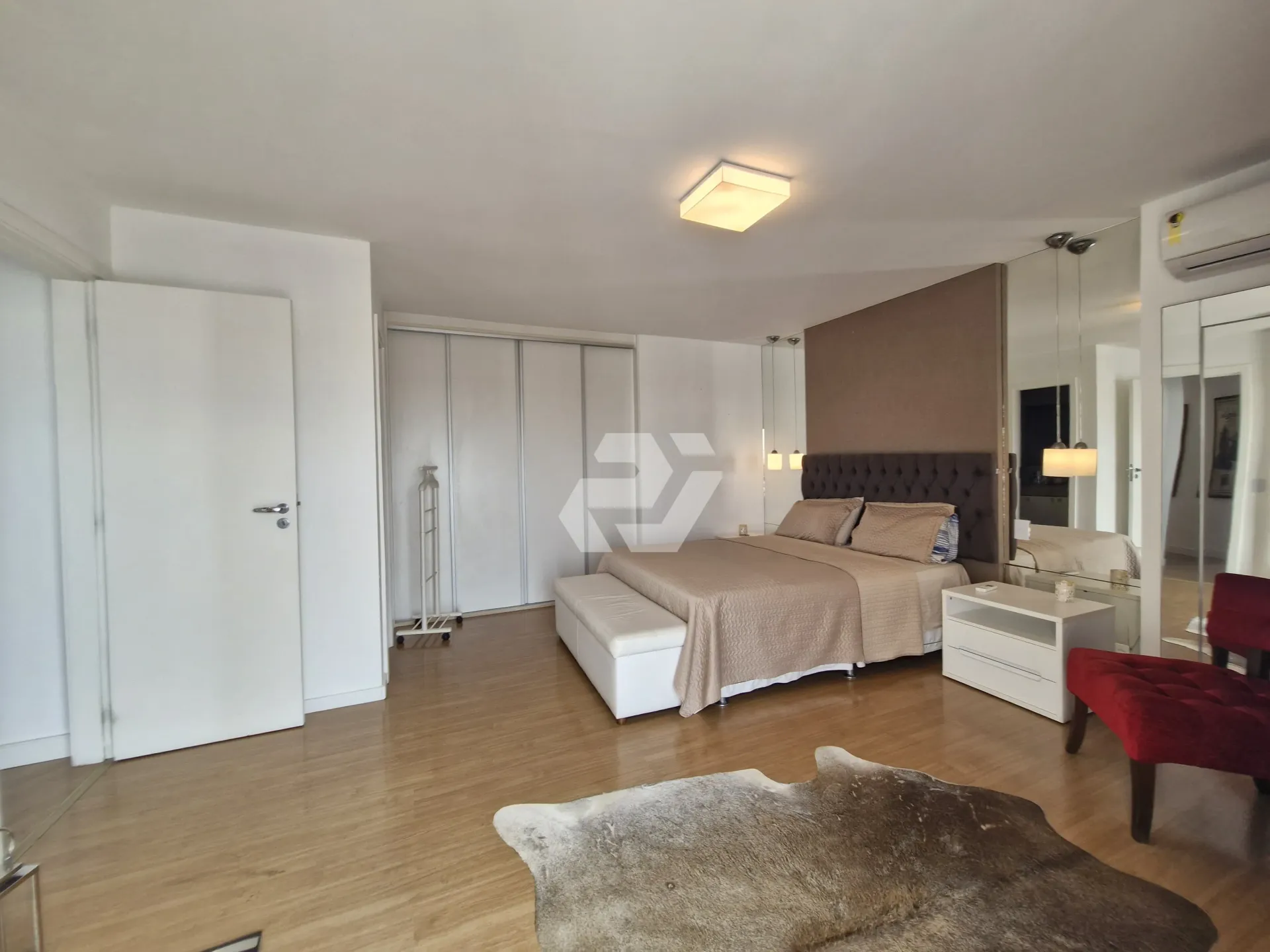 Furnished 4-bedroom apartment with building pool — photo 22