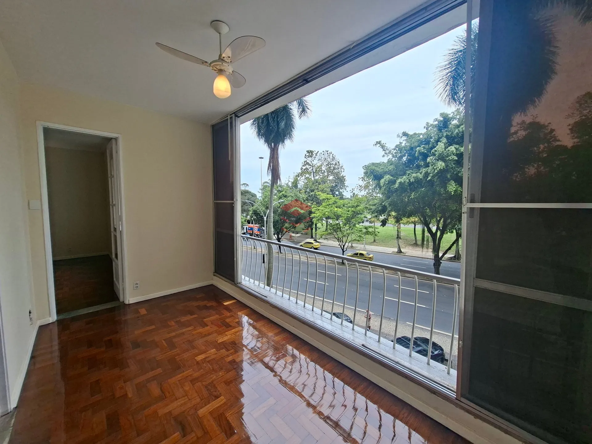 Apartment, 159 m², with wood or laminate floors — photo 12