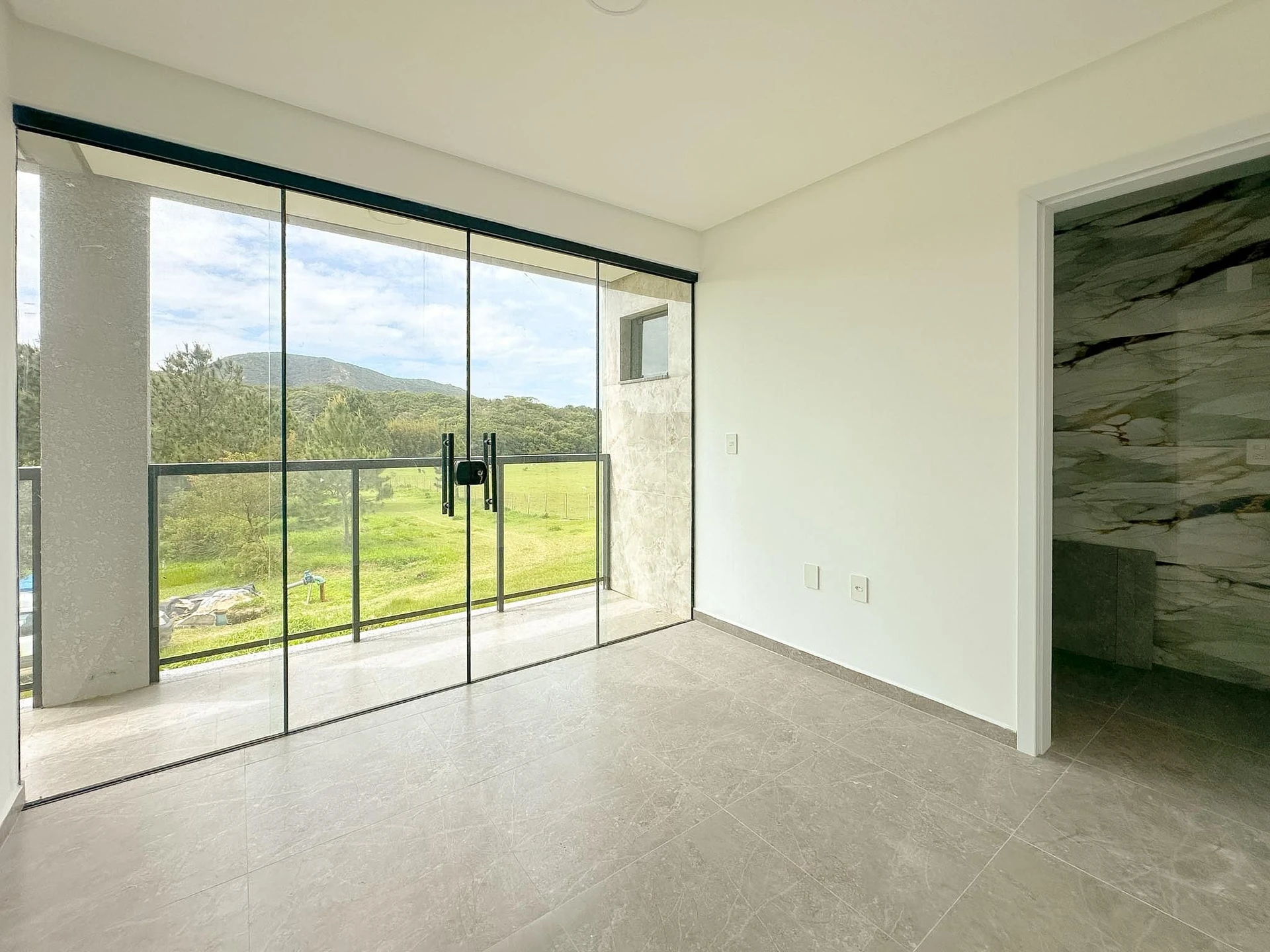 Floor-to-ceiling windows in a 3-bedroom house, 157 m² — photo 17