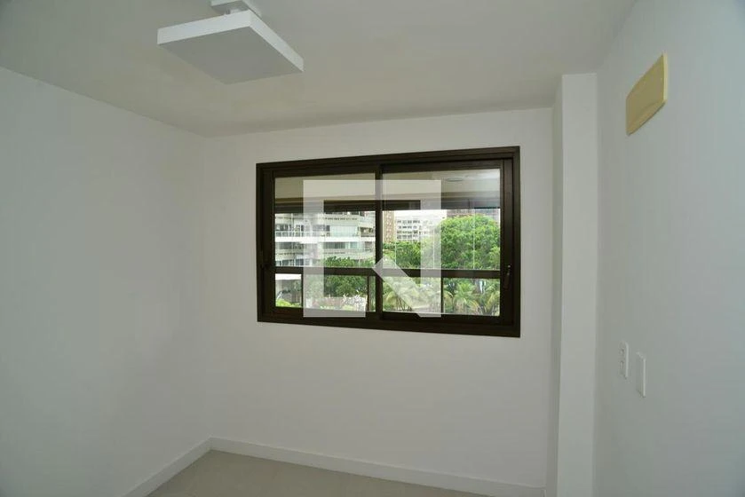 Glass-enclosed balcony in a 3-bedroom apartment, 103 m² — photo 18
