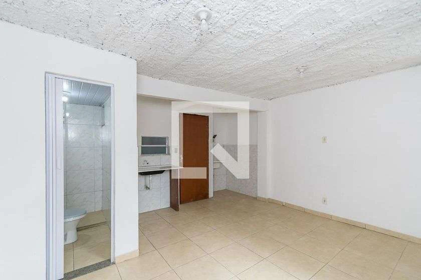 Kitnet de 25 m² com 1 banheiro e cantinho de cozinha