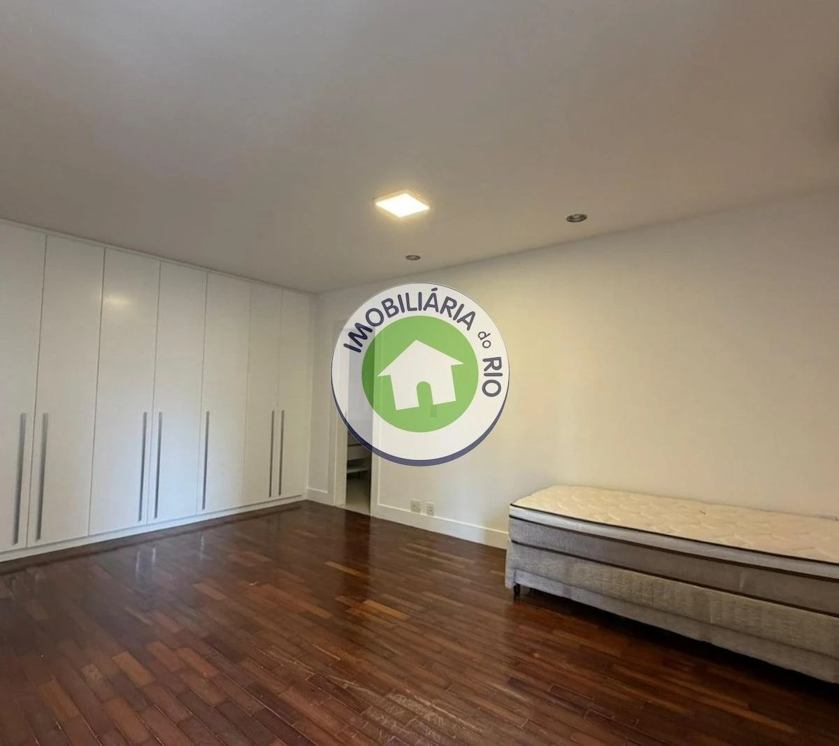 4-bedroom rental with 5 bathrooms and water views — photo 13