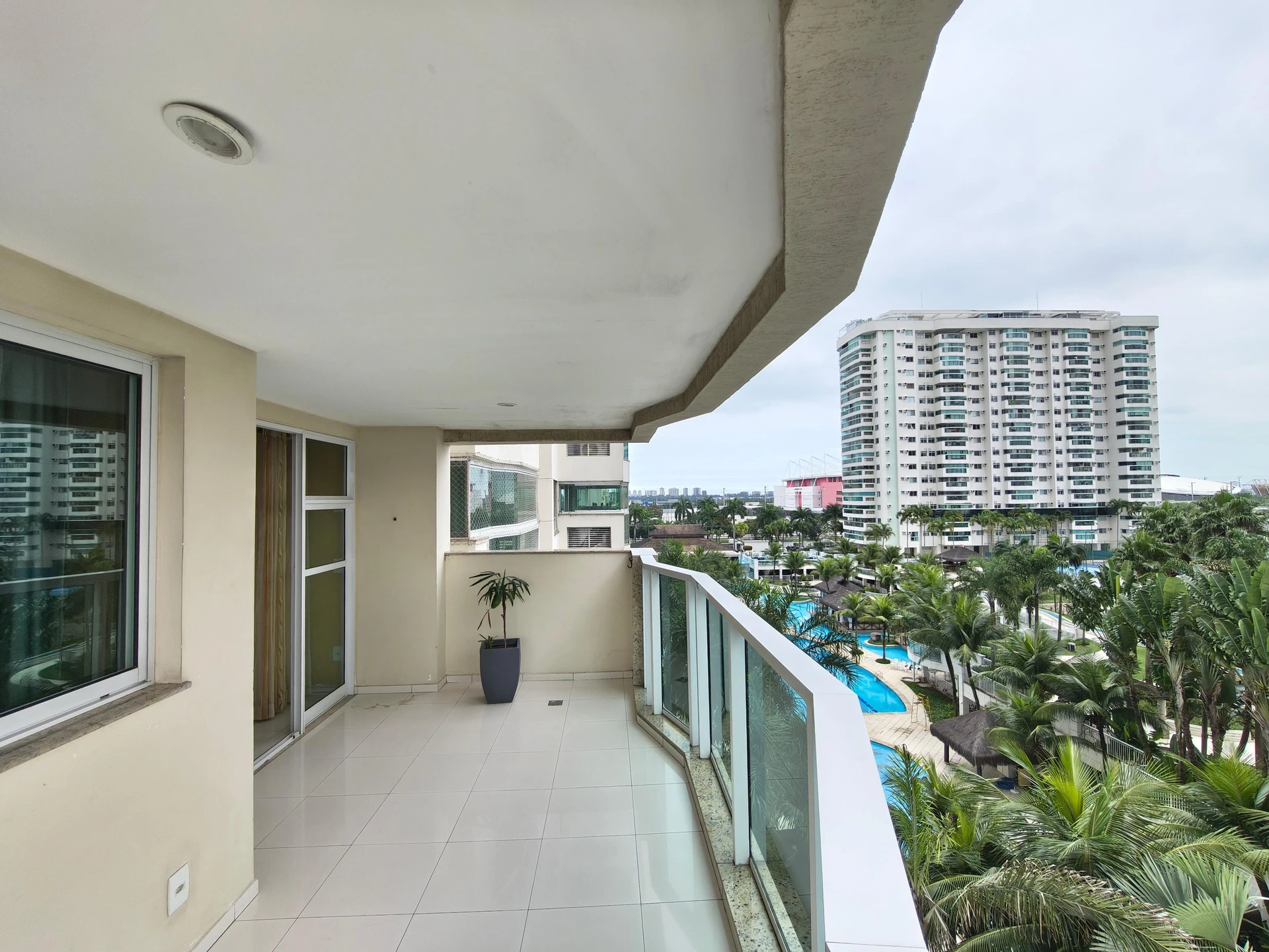 Unfurnished 3-bedroom apartment with balcony and 2 parking — photo 20