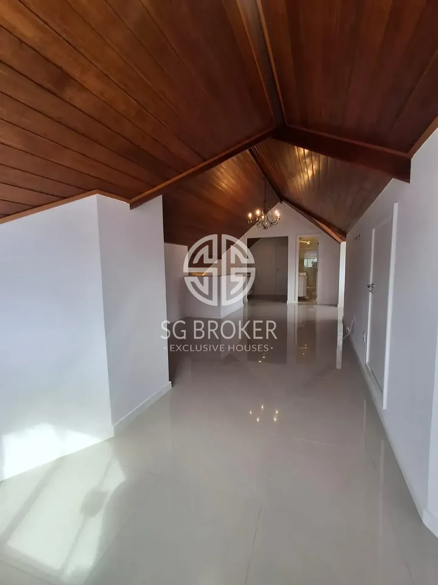 Casa com 5 suítes e 5 banheiros, 330 m² — photo 31