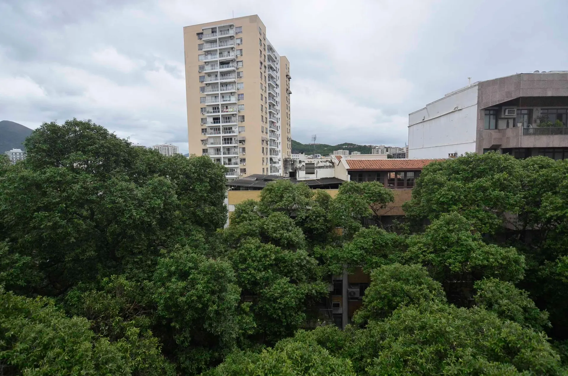 3-bedroom apartment with a mountain view in Rio de Janeiro — photo 35