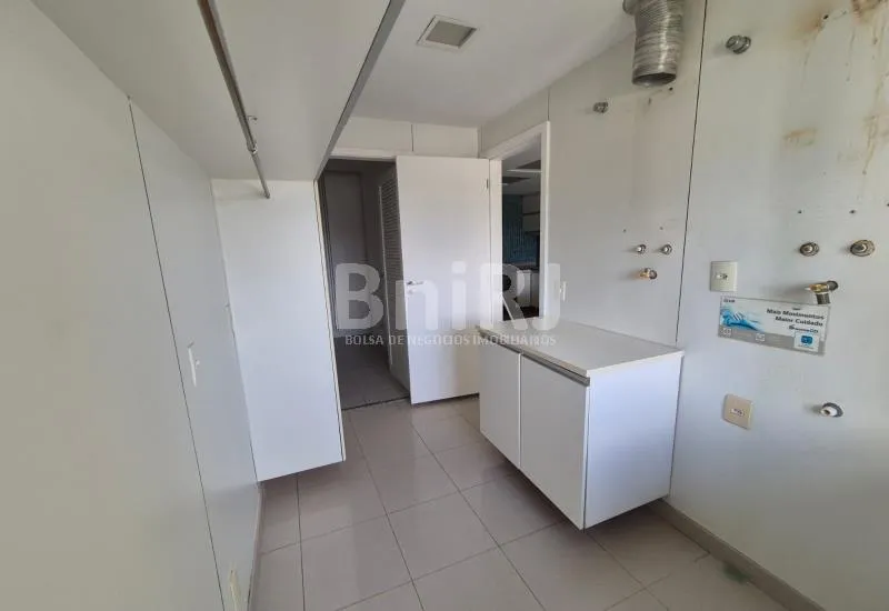 Apartment with 4 bedrooms and a glass balcony — photo 48