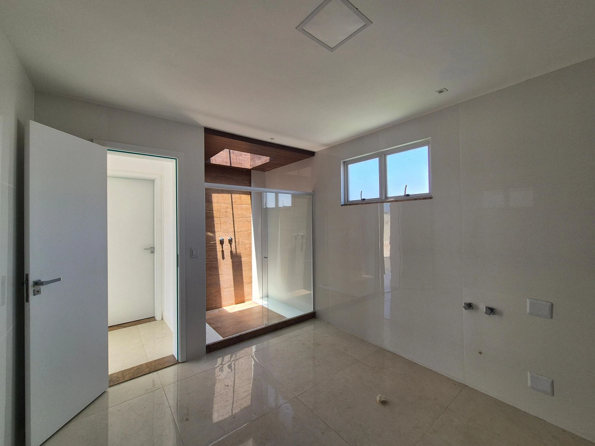 4-bedroom house with a glass-enclosed balcony — photo 71
