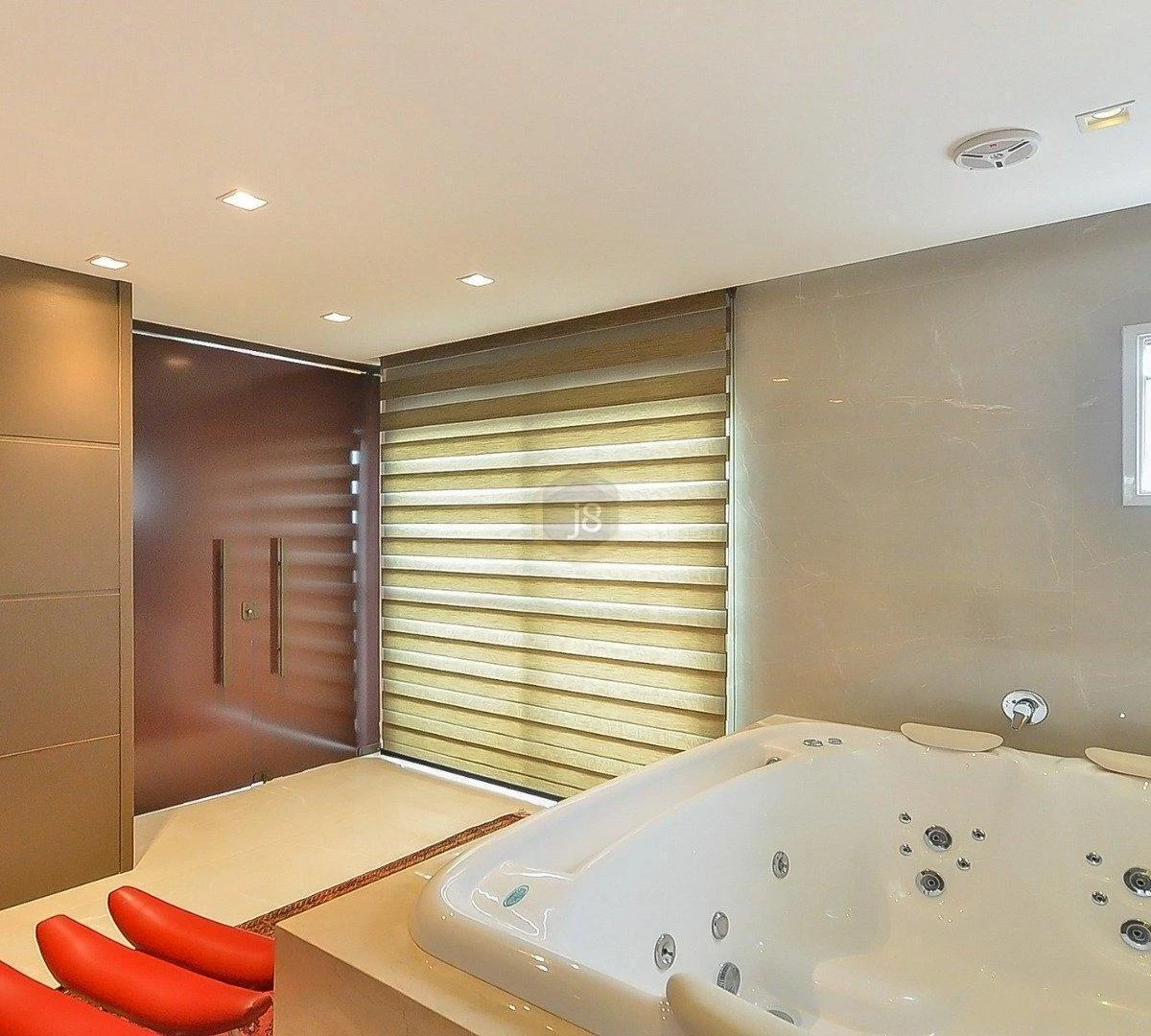 3-bedroom apartment with a bathtub — photo 23