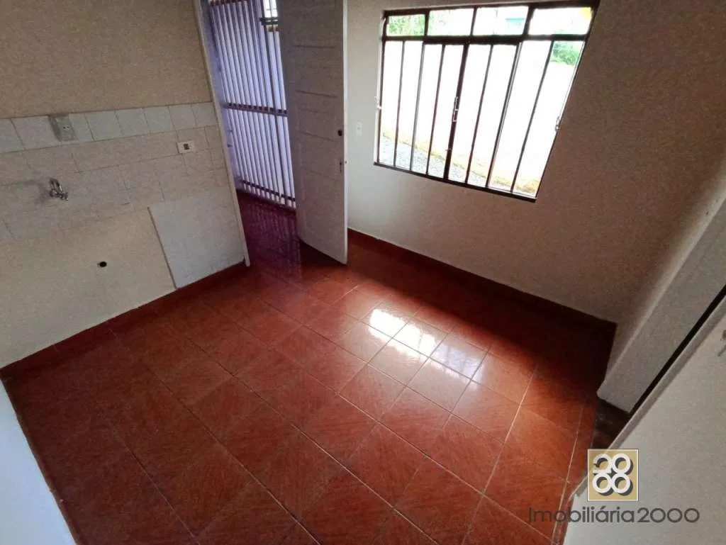 One-bedroom house with wood or laminate floors in Curitiba — photo 5