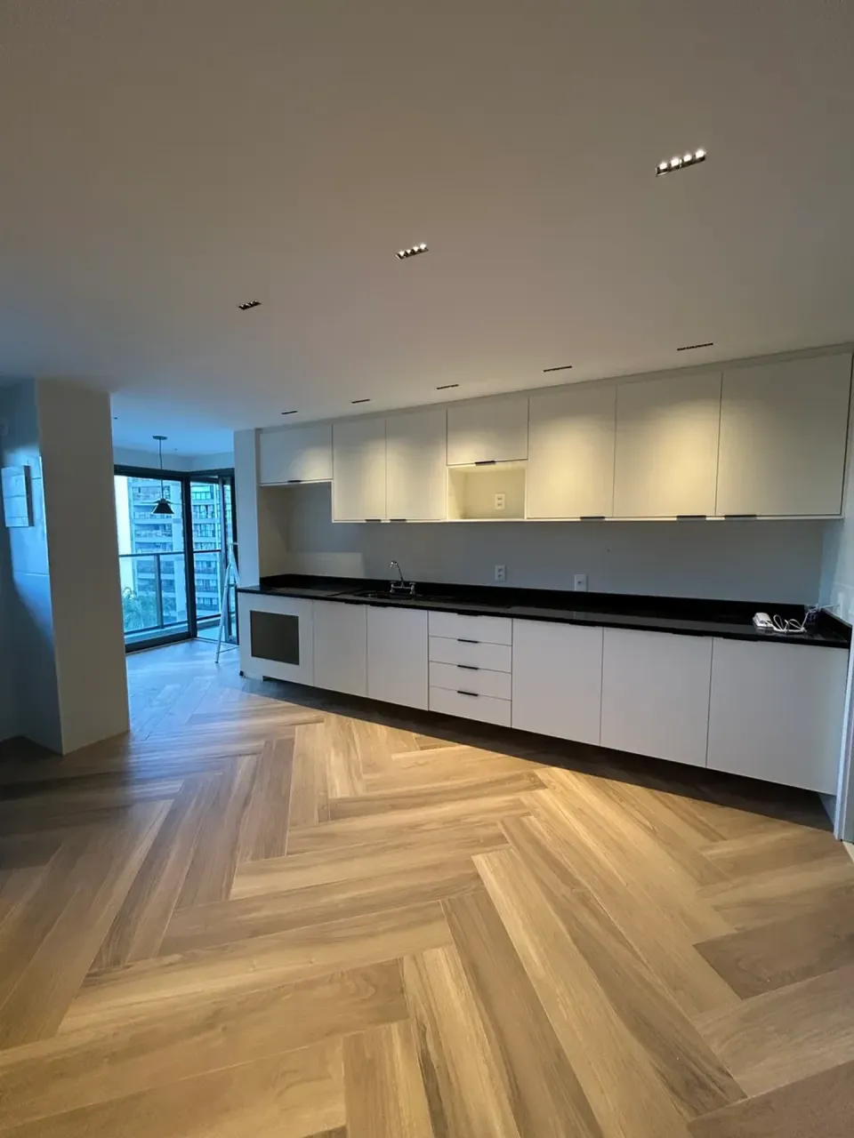 3-bedroom apartment with balcony and open-plan kitchen — photo 2