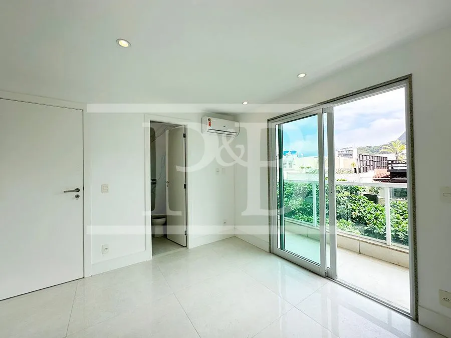 4-bedroom apartment with an enclosed glass balcony — photo 26