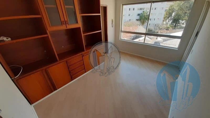 Wood or laminate floors in a one-bedroom apartment, 44 m²
