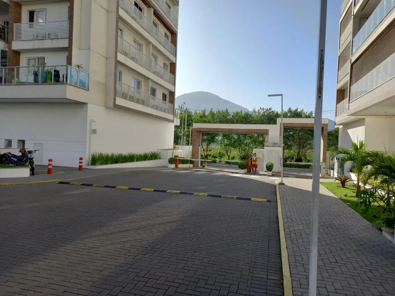 Balcony with a grill in a 2-bedroom apartment, 66 m² — photo 32