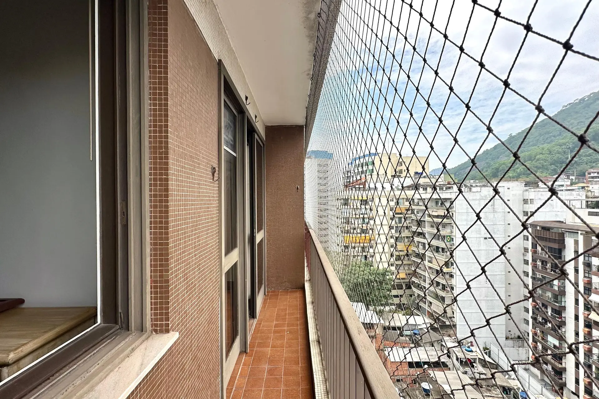 One-bedroom apartment with a mountain view in Rio de Janeiro — photo 18