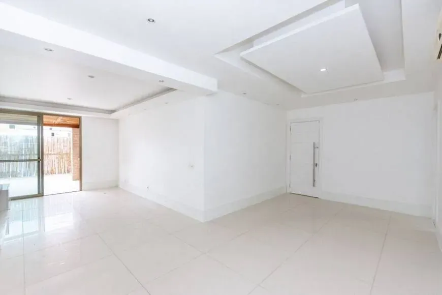 183 m² apartment with a walk-in closet and a bathtub — photo 5