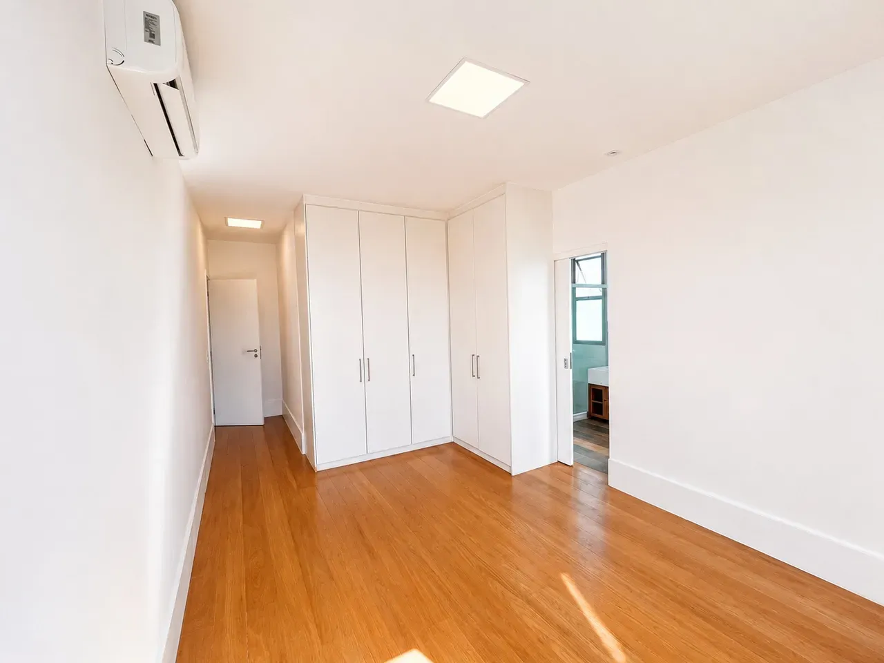 Unfurnished apartment with 4 bedrooms and 5 bathrooms — photo 28