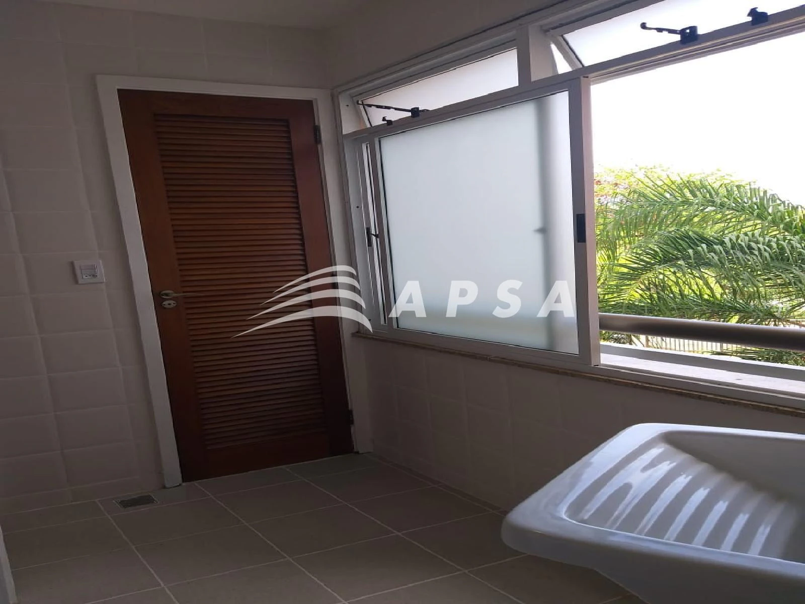 Furnished apartment, 99 m², with a glass-enclosed balcony — photo 18