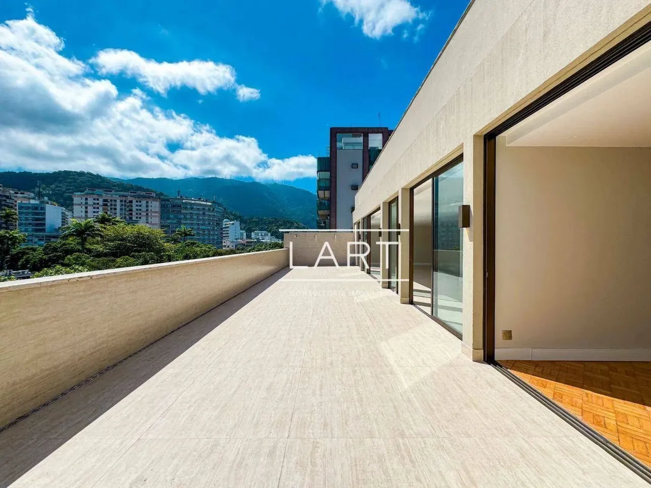 Apartamento com 4 dormitórios e varanda de vidro — photo 8